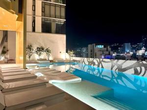 Sky Loft Cozy Modern Loft Above the City