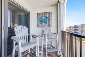 Sea Star 201 Top-Floor 2BR Ocean-Block Condo w Balcony
