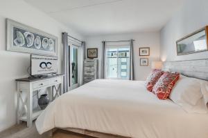 Sea Star 201 Top-Floor 2BR Ocean-Block Condo w Balcony