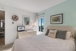 Sea Star 201 Top-Floor 2BR Ocean-Block Condo w Balcony