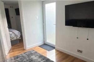 Milton Keynes Studio 2 Minute drive to City Centre
