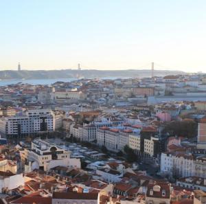 T1 perto da Praça da Figueira e Rossio, Estacionamento e metro à porta