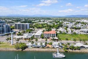 Coastal Breeze Studio- Steps from CBD,Stadium&Ferry Townsville