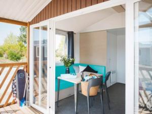 Beach lodge with lake view in Ravels