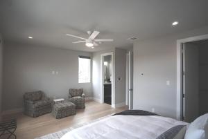 Spacious 4BR Home, 2 min to Market Center DART, Near Uptown, Medical District, Oak Lawn