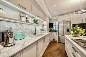 Ultra Luxury Home - Glass Atrium, AC, Terrace