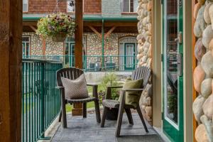 Stylish Mountain Retreat 2BR Chalet and Hot Pool