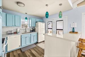 Coastal Cozy Steps to the sand and sea