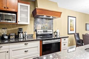 Serene 2BR Solara Escape with BBQ Pool and Hot Tub