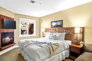 Serene 2BR Solara Escape with BBQ Pool and Hot Tub