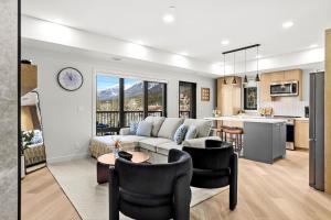 3BR Rockies Have Sleeps 8 with Hot Tub Pool and Mtn Views