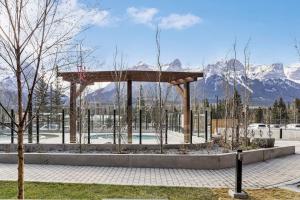 3BR Rockies Have Sleeps 8 with Hot Tub Pool and Mtn Views