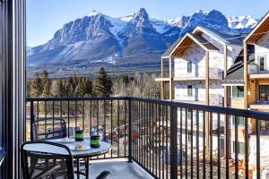 3BR Rockies Have Sleeps 8 with Hot Tub Pool and Mtn Views