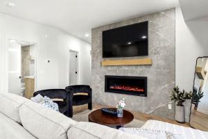 3BR Rockies Have Sleeps 8 with Hot Tub Pool and Mtn Views