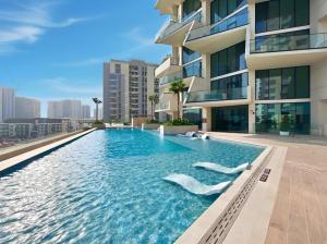 Stylish 1BR with Private Pool Near Circle Mall