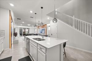 7 Bedrooms 5 Bathrooms Windsor Cay 15886 Cc