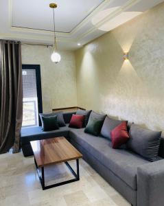 Appartements à 1 min de la gare TGV-fibre-climatiseur-parking-1min de la corniche et Mall city center