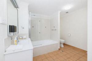 The Anchorage Escape Apartment - Steps away from City, Ferry and Stadium Townsville