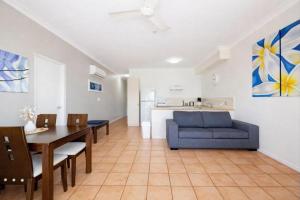 The Anchorage Escape Apartment - Steps away from City, Ferry and Stadium Townsville