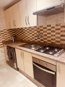 Appartements à 1 min de la gare TGV-fibre-climatiseur-parking-1min de la corniche et Mall city center