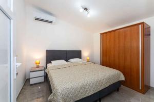 Holiday Home with Pool in Posedarje 54923