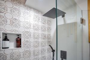 Lake view that is 10mins to Downtown and Parks for 2 Guests