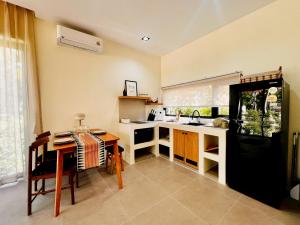 Casa Celesta - New 2BR Villa with Full Kitchen, 55" Smart TV, Working Desk, Hammock & Garden Seating