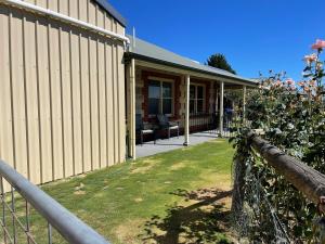 Pet Friendly Studio with Views Near Hahndorf