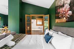 2BR plus Studio Pool & Spa Sleeps 8