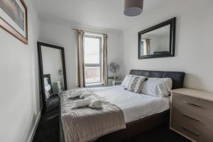 Hullidays - King & Queen Ensuite