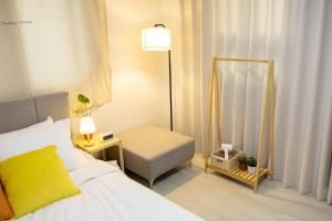 Happy House,Hakdong Station 5 minutes,Open Special Price,Comfortable 1st Floor,Gangnam Station,Sinsa Station,Spacious 2 Rooms,Queen 3,Family,Group,Up to 6 people