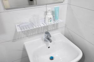 Happy House,Hakdong Station 5 minutes,Open Special Price,Comfortable 1st Floor,Gangnam Station,Sinsa Station,Spacious 2 Rooms,Queen 3,Family,Group,Up to 6 people