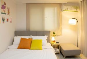 Happy House,Hakdong Station 5 minutes,Open Special Price,Comfortable 1st Floor,Gangnam Station,Sinsa Station,Spacious 2 Rooms,Queen 3,Family,Group,Up to 6 people