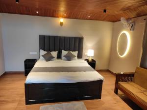 The Cozy Clouds Hill Stay