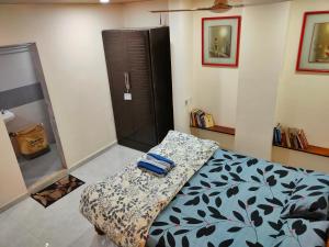 Ebony Room - AC, Kitchenette, Ensuite, Independent Homestay
