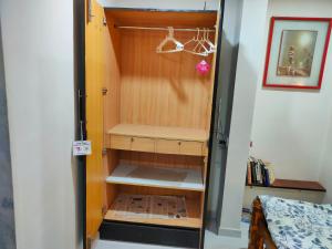 Ebony Room - AC, Kitchenette, Ensuite, Independent Homestay