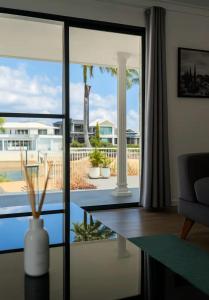 Stillwater Getaway - Waterfront House with Pontoon - Holiday Home