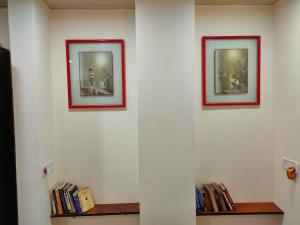 Ebony Room - AC, Kitchenette, Ensuite, Independent Homestay