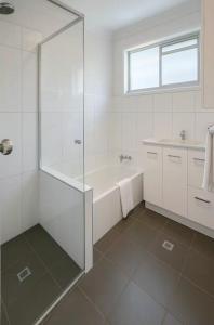 Stillwater Getaway - Waterfront House with Pontoon - Holiday Home