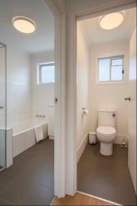 Stillwater Getaway - Waterfront House with Pontoon - Holiday Home