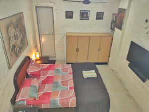 Ivory Room, AC, Smart TV, Ensuite, Independent Homestay