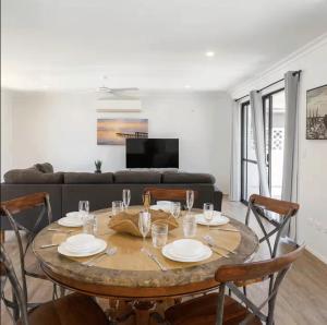 Stillwater Getaway - Waterfront House with Pontoon - Holiday Home