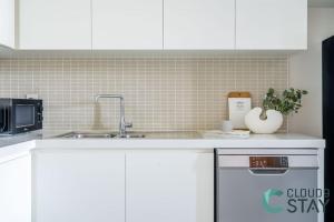 Cloud 9 - Townhouse style 2 BR Apt with BBQ Patio