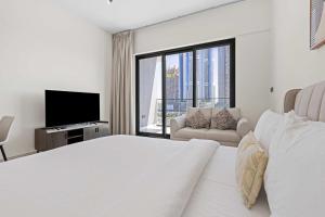 Cozy City-View Studio w Balcony & Queen Bed