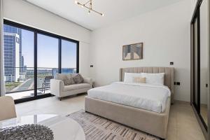 Cozy City-View Studio w Balcony & Queen Bed