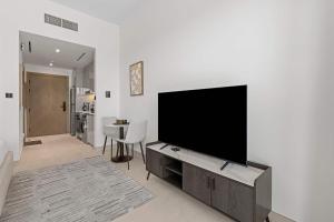 Cozy City-View Studio w Balcony & Queen Bed