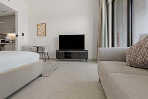 Cozy City-View Studio w Balcony & Queen Bed