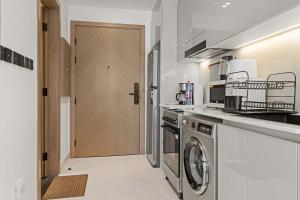 Cozy City-View Studio w Balcony & Queen Bed