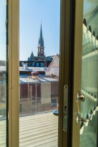 Top Floor with Rooftop, 1BR Apartment in Great Location