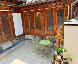 Private Hanok Samcheong 3BR 4Bed 6pax Yard 8table Netflix